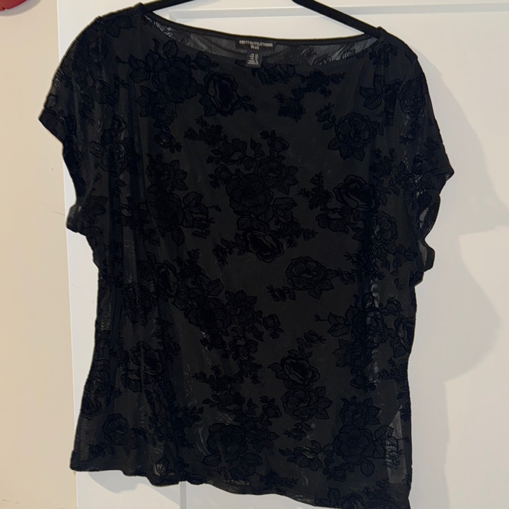 PrettyLittleThing Black Graphic Short Sleeve Blouse Size 18